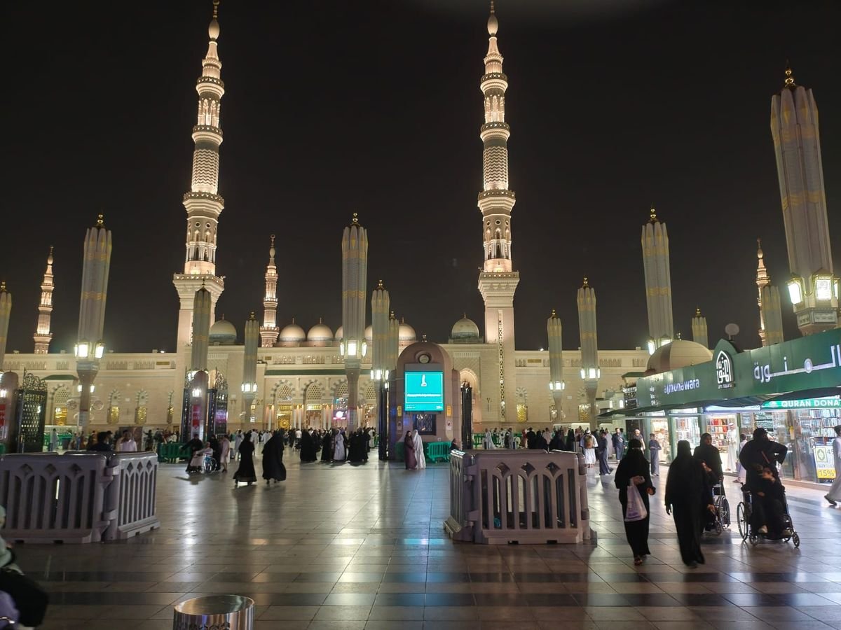 Minarets and courtyard of Masjid an Nabawi in Madinah at night